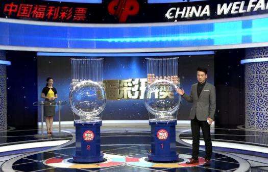 上周欧冠被拜仁击败后，滕哈赫在队内训练时将队员聚集在一起，阐明了在联赛中争取尽可能高的排名，以确保前四名的重要性。